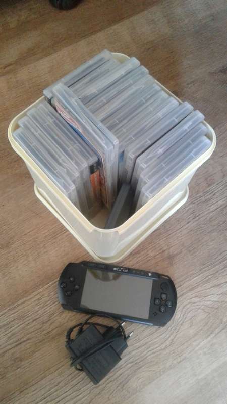 PSP E1004 with 17 Games